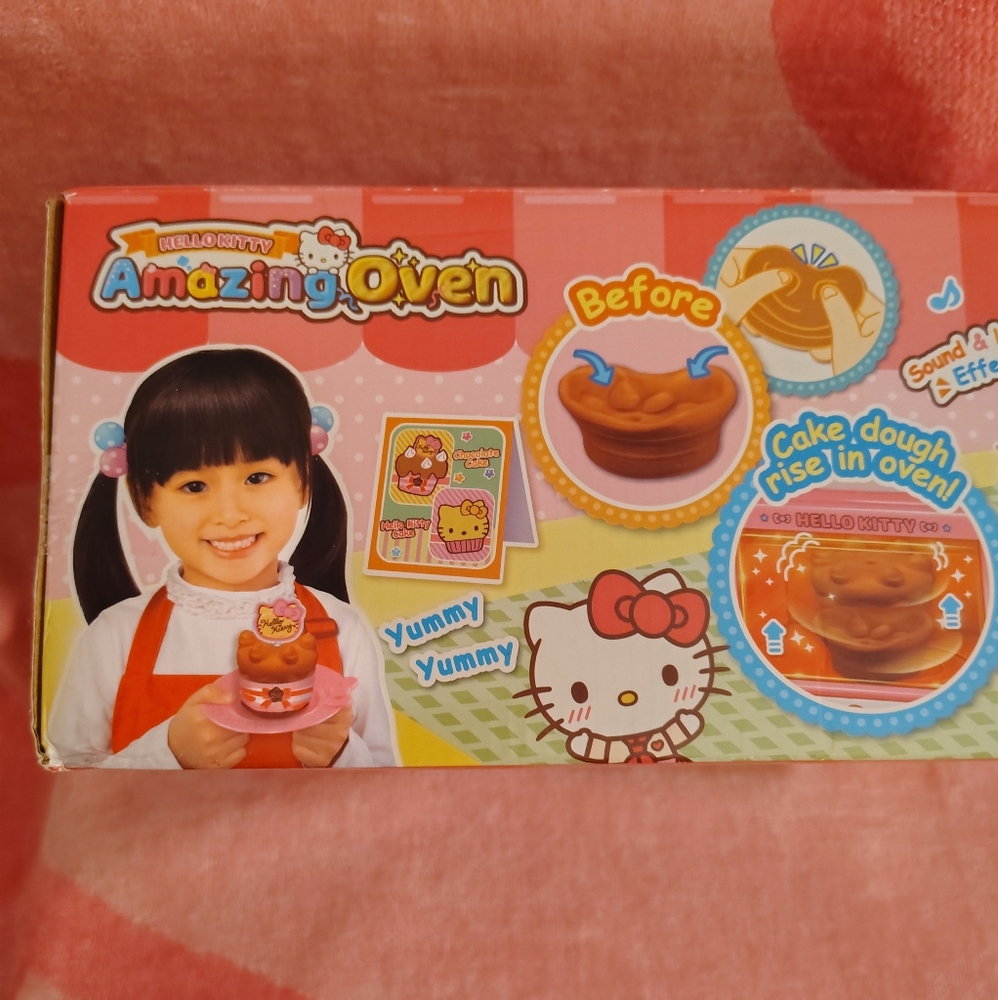EXCLUSIVE - Hello Kitty Amazing Oven Playset - Picture 12 of 13
